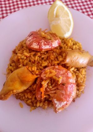 Una foto de Arroz con gambones y calamares 🦐🐙🥘