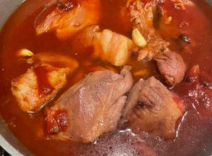 Hình của món Thịt heo hầm sốt cà.