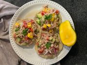 Una foto de atún en lata mango y pepino