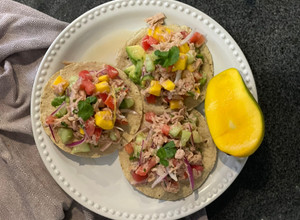 Una foto de Ceviche de atún con mango