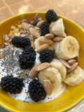 Bowl de desayuno con moras y plátano