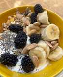 Bowl de desayuno con moras y plátano
