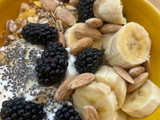 Bowl de desayuno con moras y plátano
