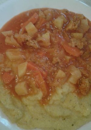 Una foto de Polenta con salsa suave