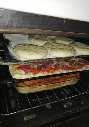 Una foto de Pan, pizza y lasaña