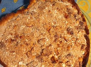 Una foto de 🍎🇺🇾Tarta de manzanas con crumble de frutos secos y pasas