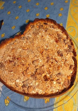Una foto de 🍎🇺🇾Tarta de manzanas con crumble de frutos secos y pasas