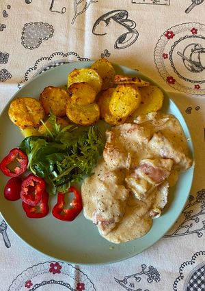 Baconba tekert csirkemell sajtszószban, fűszeres burgonyával recept fotója