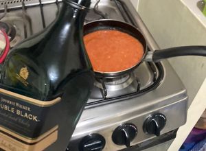 Una foto de Salsa para alitas con whiskey ❤️ For Buffi