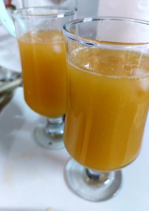 A picture of Angoor n keenu ka juice 🥂😋👍.