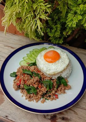 รูปของ ข้าวกะเพราเนื้อสับ-ไข่ดาว
