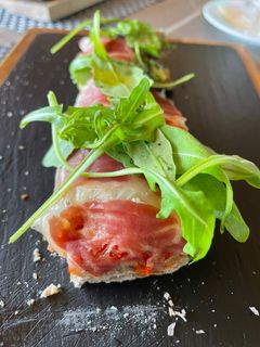 Una foto de Focaccia de pan de centeno con brie, jamón Ibérico y rúcula 😜😜