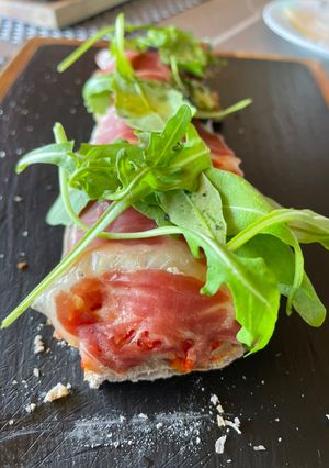 Una foto de Focaccia de pan de centeno con brie, jamón Ibérico y rúcula 😜😜
