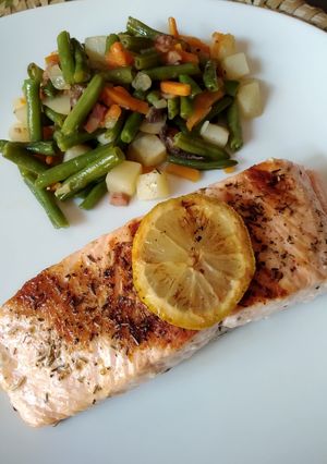 Una foto de Verduritas, con salmón plancha a las finas hierbas y limón