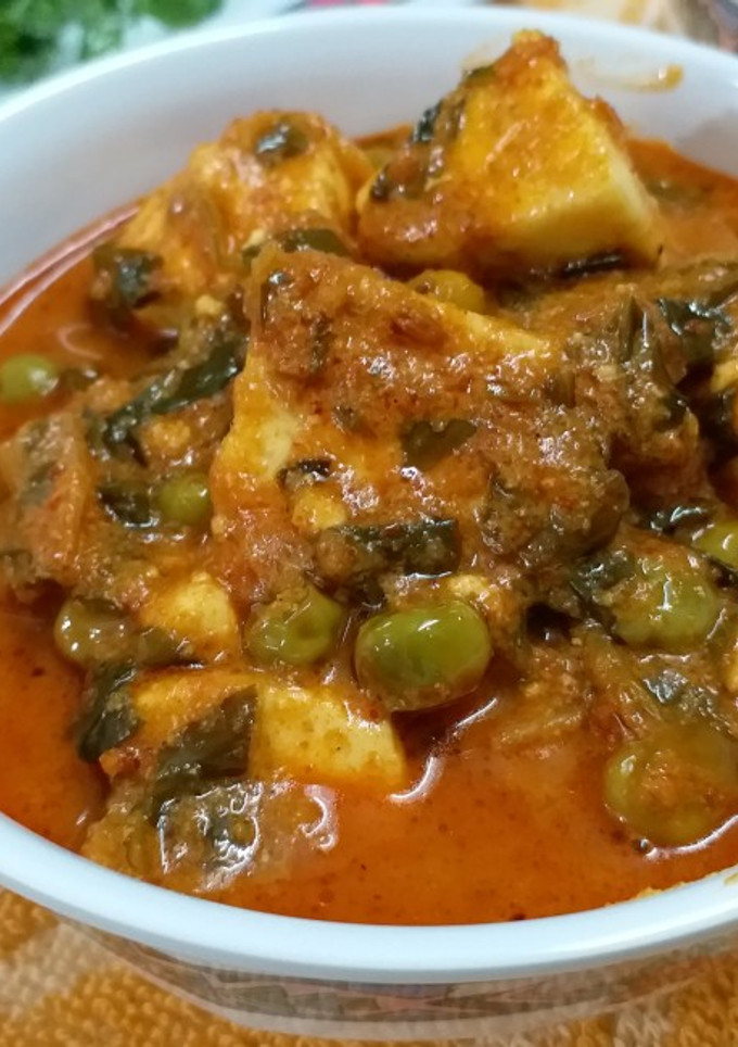 A picture of Matar Paneer Curry.