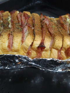 Una foto de Pan lactal con jamón y queso