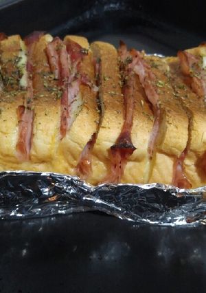 Una foto de Pan lactal con jamón y queso