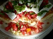 Une photo de bruschetta au basilic
