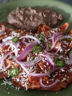 Una foto de Chilaquiles rojos (fáciles)