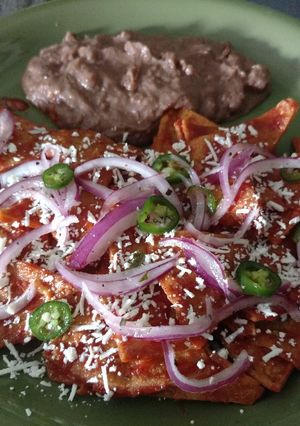 Una foto de Chilaquiles rojos (fáciles)