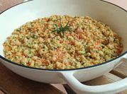 Una foto de couscous con garbanzos