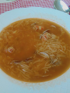 Una foto de Sopa de gambas y chirlas