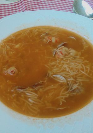 Una foto de Sopa de gambas y chirlas