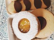 Una foto di biscotti all arancia e cioccolato