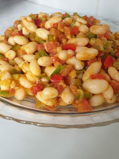 Una foto de Ensalada fresca de alubias blancas con verduras
