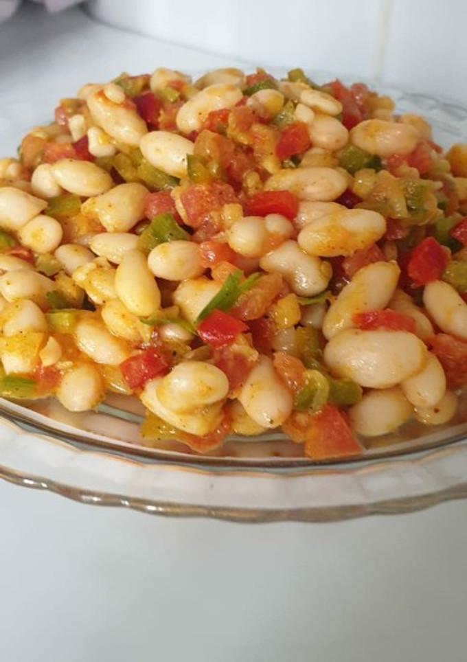 Una foto de Ensalada fresca de alubias blancas con verduras