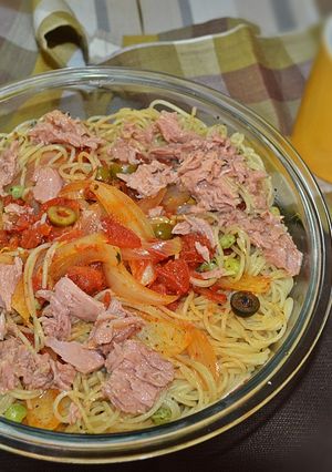 Una foto de Espaguetis con atún – Cocina Thai