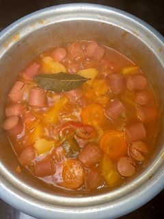 Una foto de Salchichas guisadas con papas y zanahorias