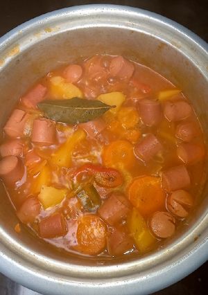 Una foto de Salchichas guisadas con papas y zanahorias