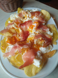 Una foto de Huevos rotos con patatas y jamón para torpes