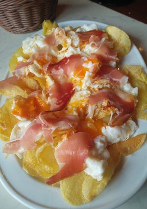 Una foto de Huevos rotos con patatas y jamón para torpes