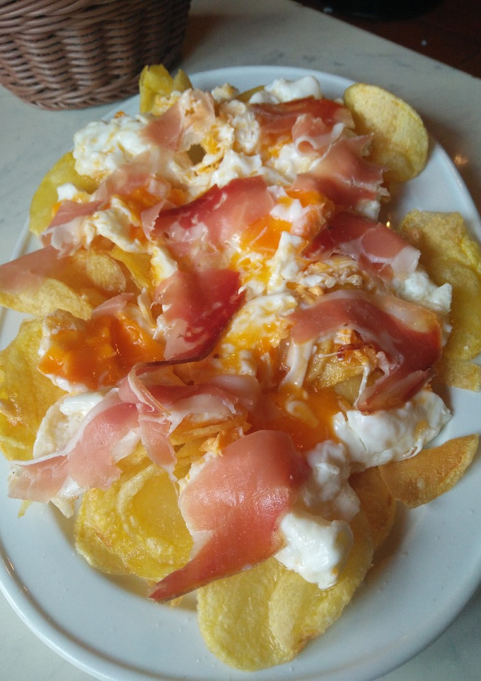 Una foto de Huevos rotos con patatas y jamón para torpes