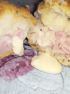 Una foto de Bombas de Papa rellenas de Jamón y Queso😁😋