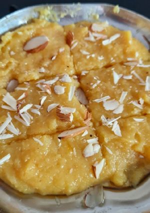 ટોપરા પાક (Topra Paak Recipe In Gujarati) રેસીપી મુખ્ય ફોટો