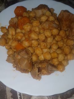 Una foto de Garbanzos con costillas en olla rápida