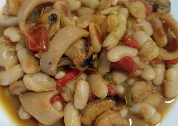 Alubias con mejillón, calamar y gamba