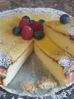 Una foto de Tarta de queso la viña con yema tostada