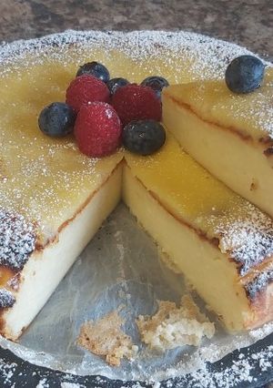 Una foto de Tarta de queso la viña con yema tostada