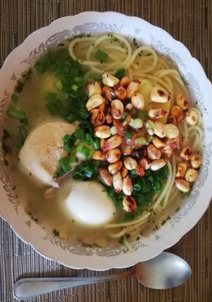 Una foto de Caldo de pollo contundente