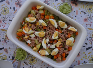 Foto de A nossa salada russa com atum e ovo cozido (e a nossa maionese de abacate, claro 🥰)
