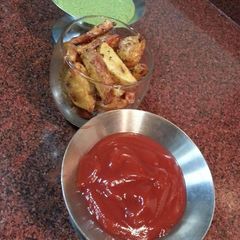 A picture of Aloo wedges.