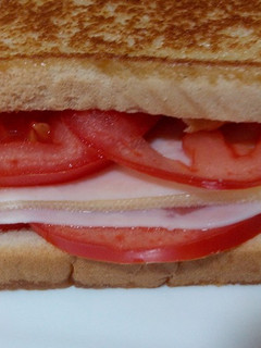 Una foto de Sándwich de queso, pavo y tomate