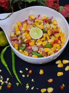 हेल्थी स्प्राउट्स एंड कॉर्न सलाद (Healthy sprouts and corn salad recipe in Hindi) रेसिपी मुख्य फोटो
