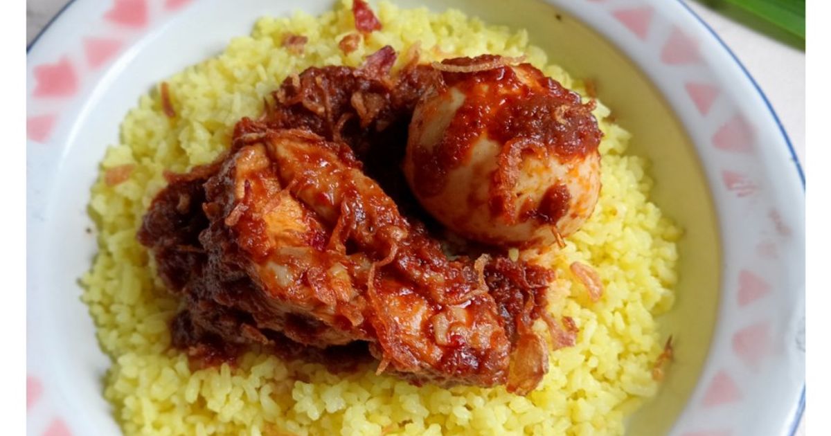 (Khas Banjar) Nasi Kuning Lauk Ayam + Hintalu Masak Habang ala Mama