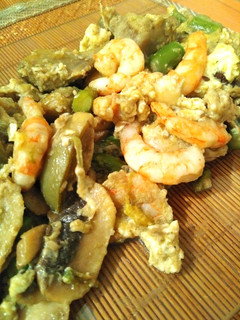 Una foto de Revuelto de espárragos, alcachofas y gambas