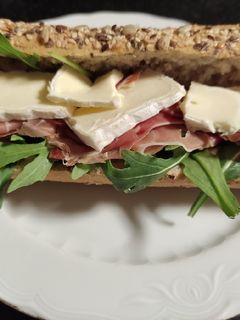 Una foto de Bocadillo serrano brie